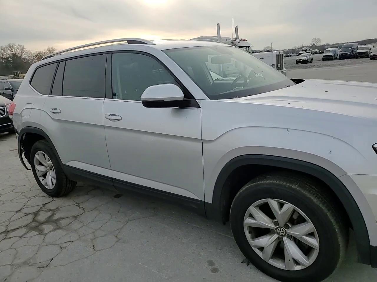 Фото: 1V2CR2CAXJC570329