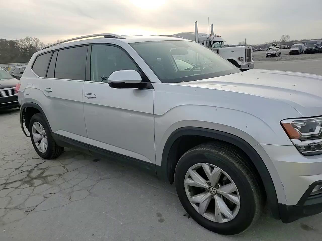 Фото: 1V2CR2CAXJC570329