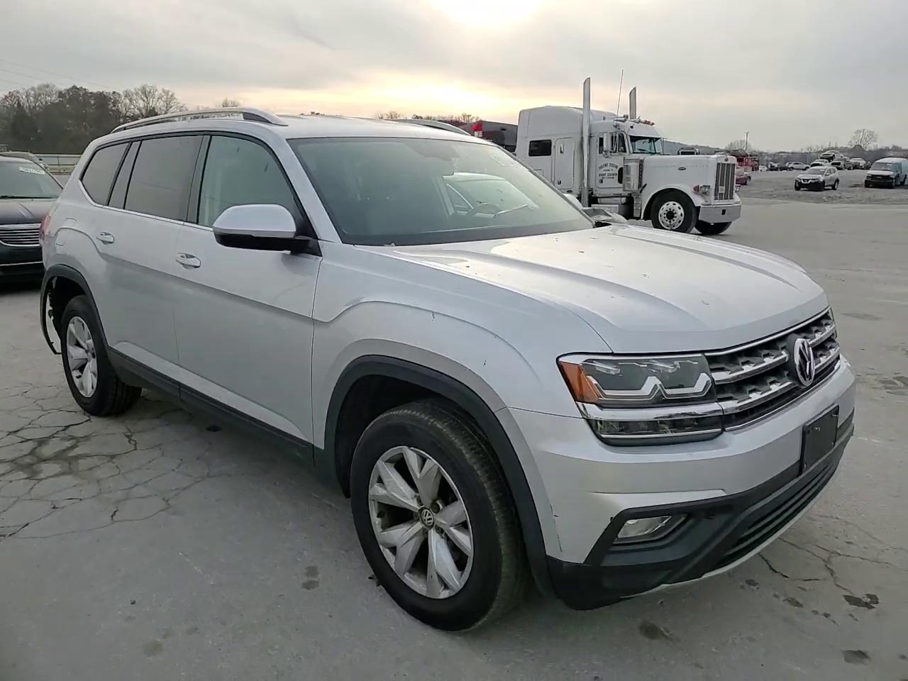 Фото: 1V2CR2CAXJC570329