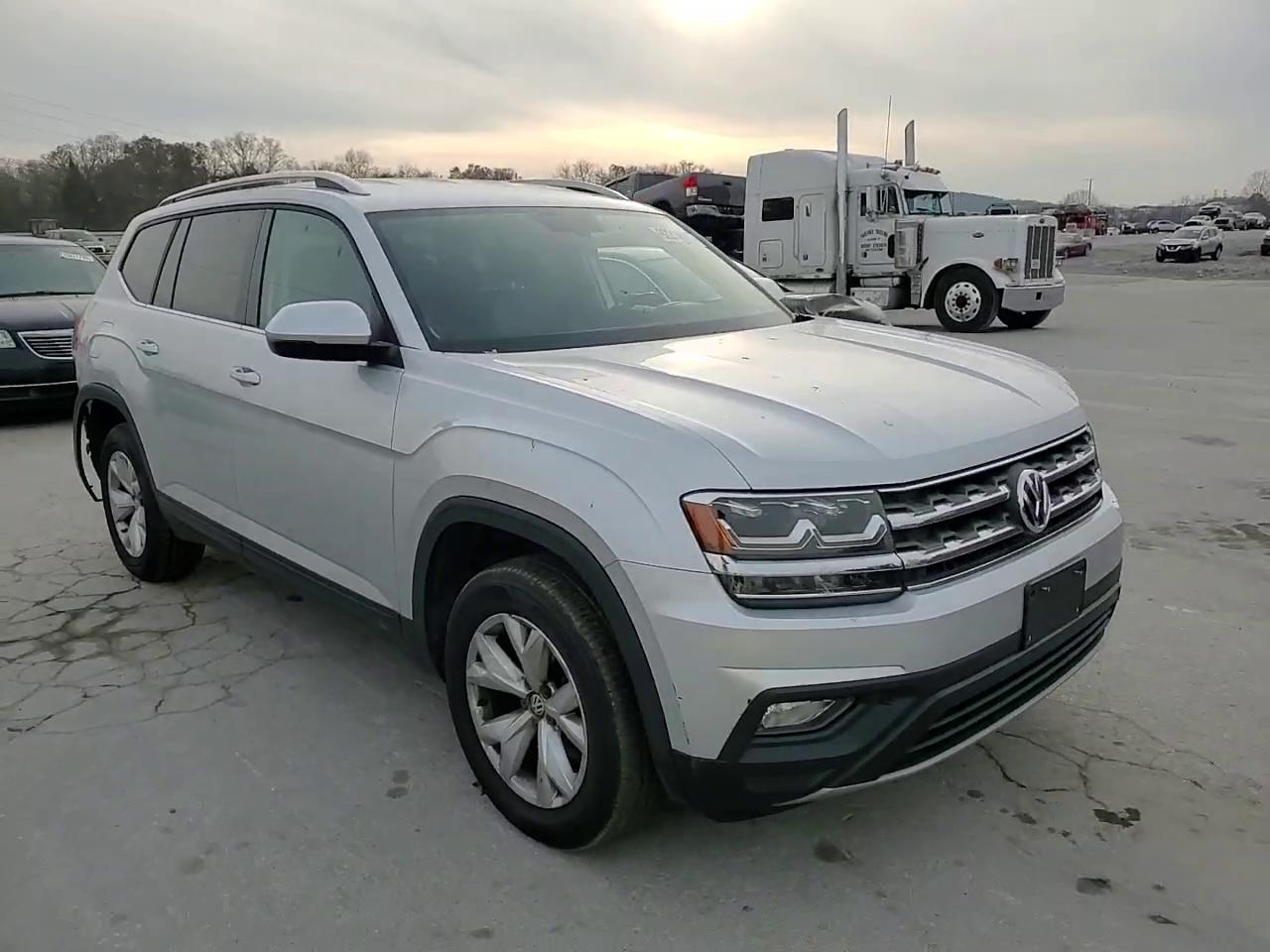 Фото: 1V2CR2CAXJC570329