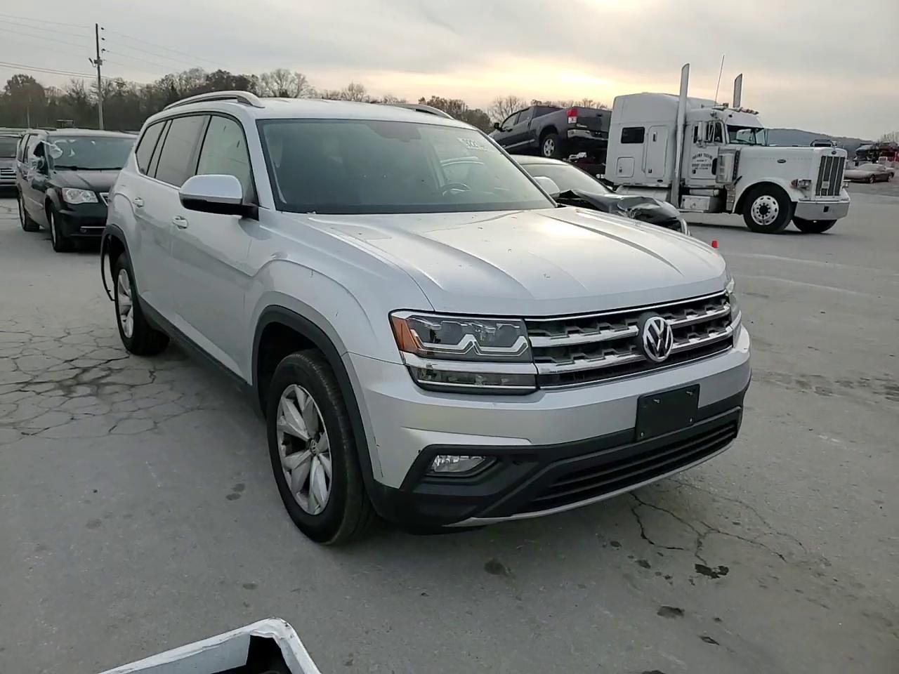 Фото: 1V2CR2CAXJC570329