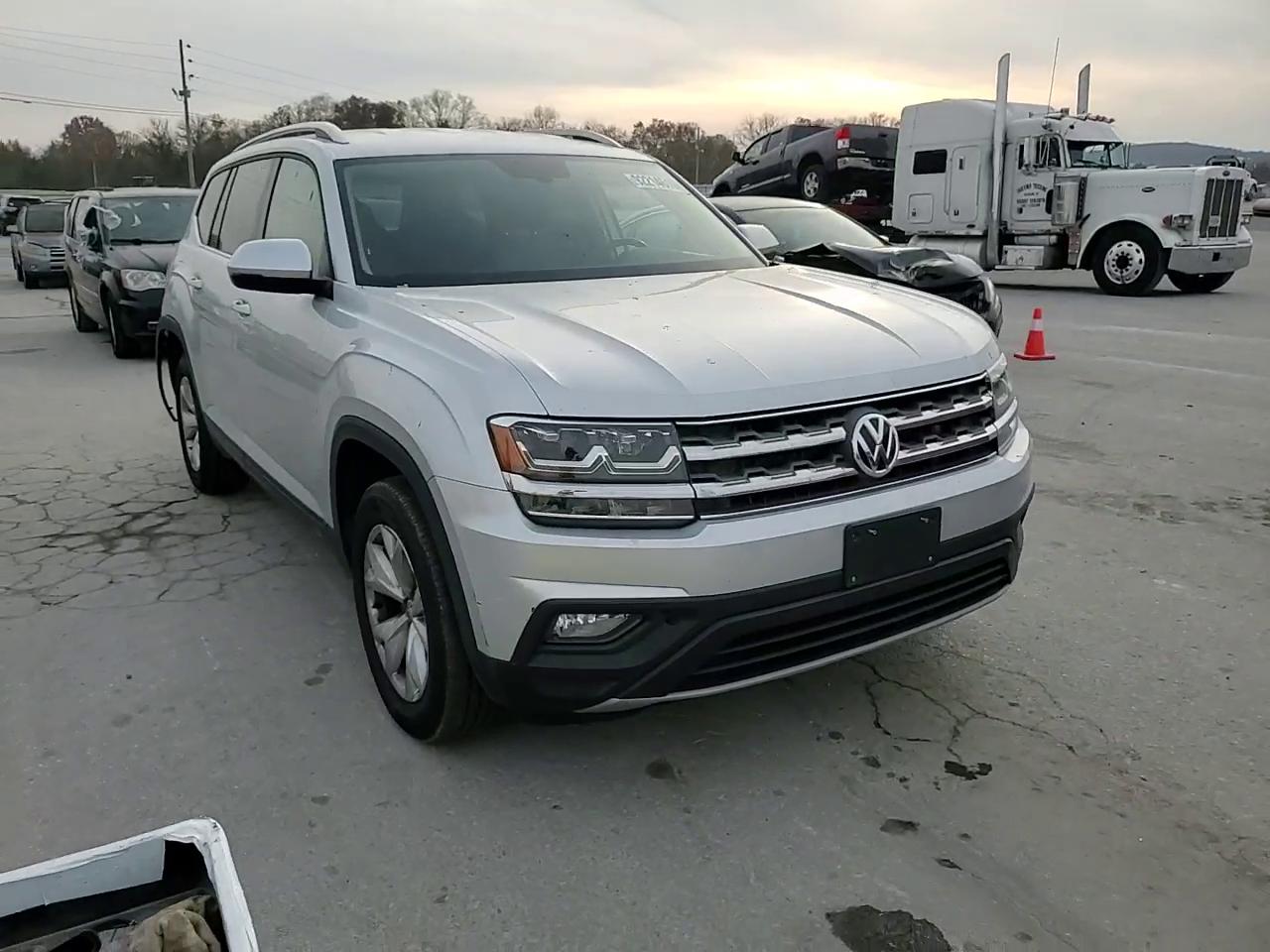 Фото: 1V2CR2CAXJC570329