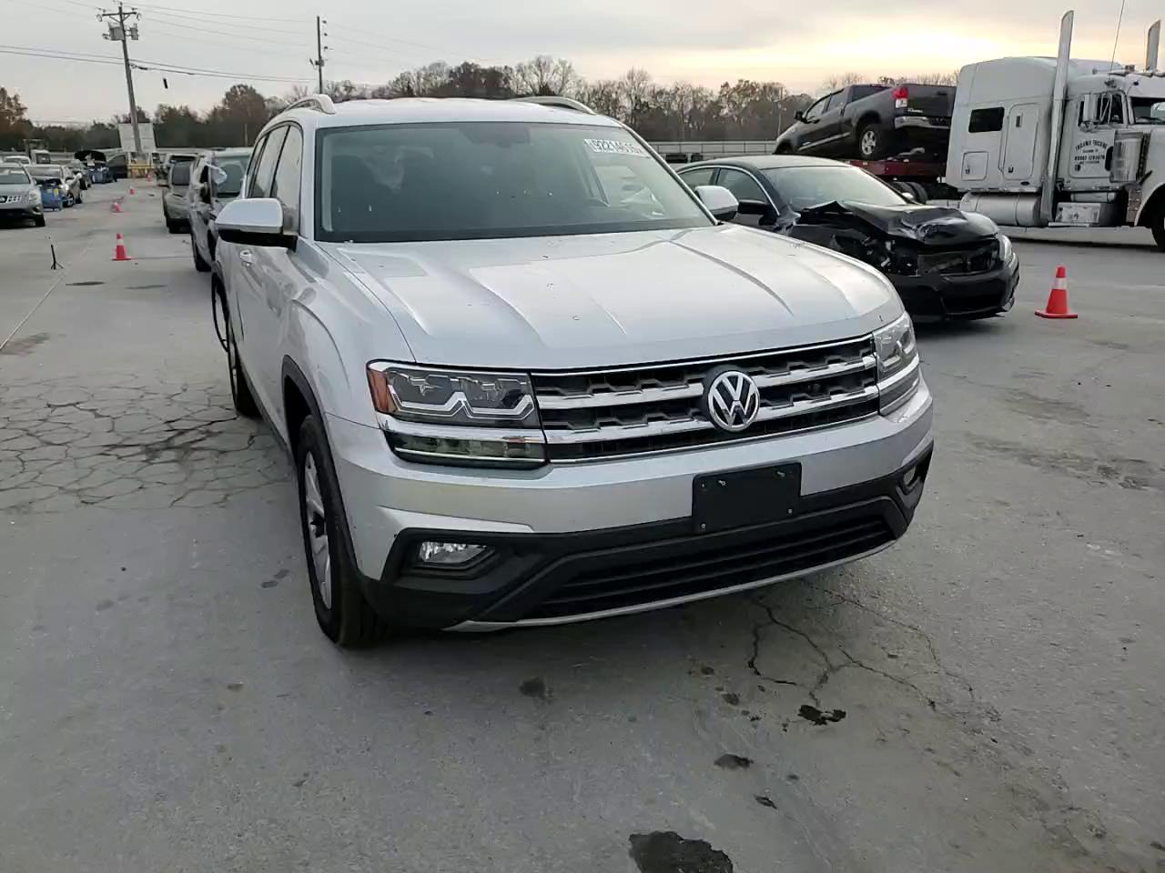 Фото: 1V2CR2CAXJC570329