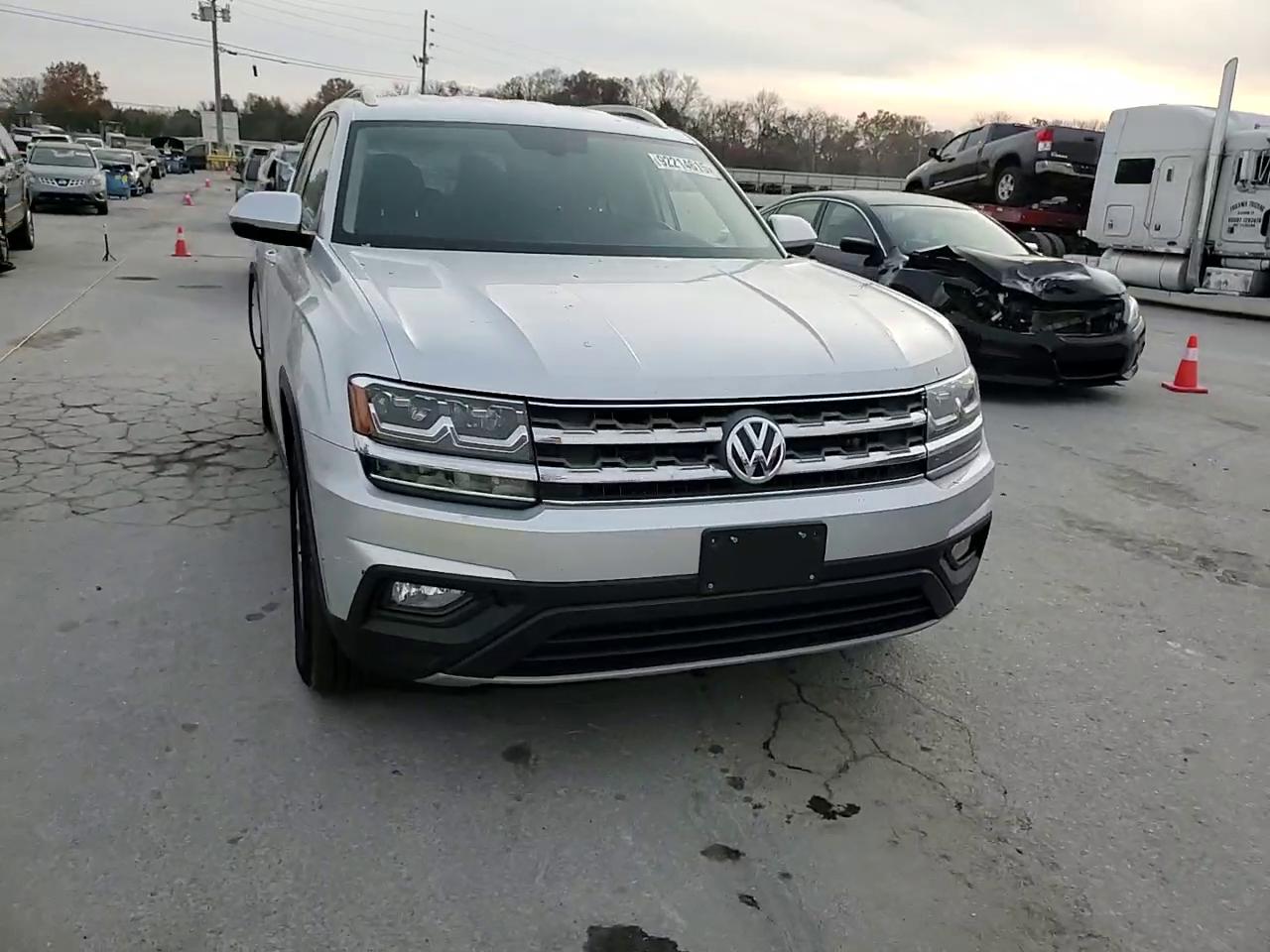 Фото: 1V2CR2CAXJC570329