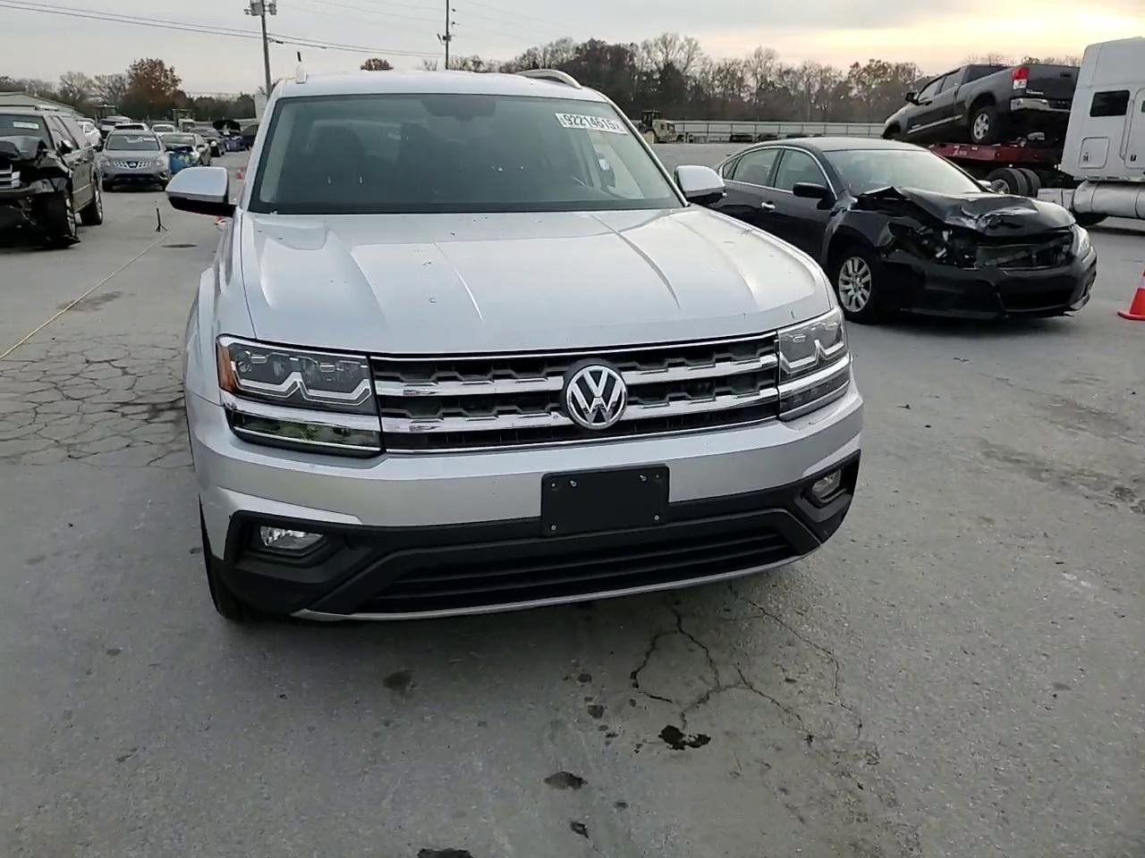 Фото: 1V2CR2CAXJC570329