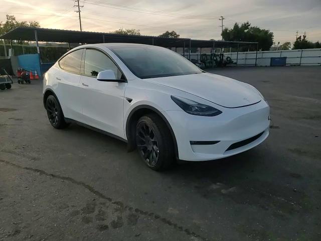 2023 Tesla Model Y VIN: 7SAYGDEE0PF588796 Lot: 92389005
