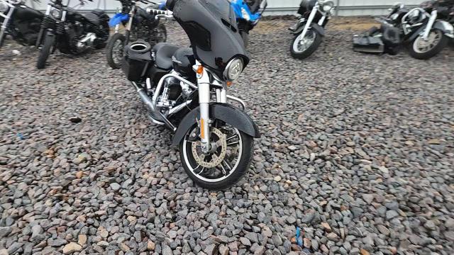 2017 Harley-Davidson Flhx Street Glide VIN: 1HD1KBC16HB658340 Lot: 93683725