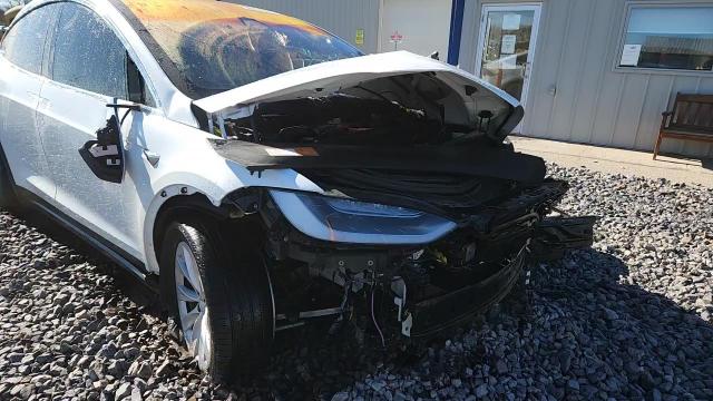 2018 Tesla Model X VIN: 5YJXCDE21JF101882 Lot: 92104005