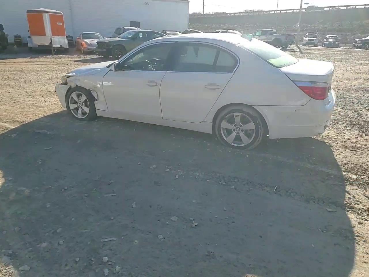 Фото: WBANF735X7CU26367