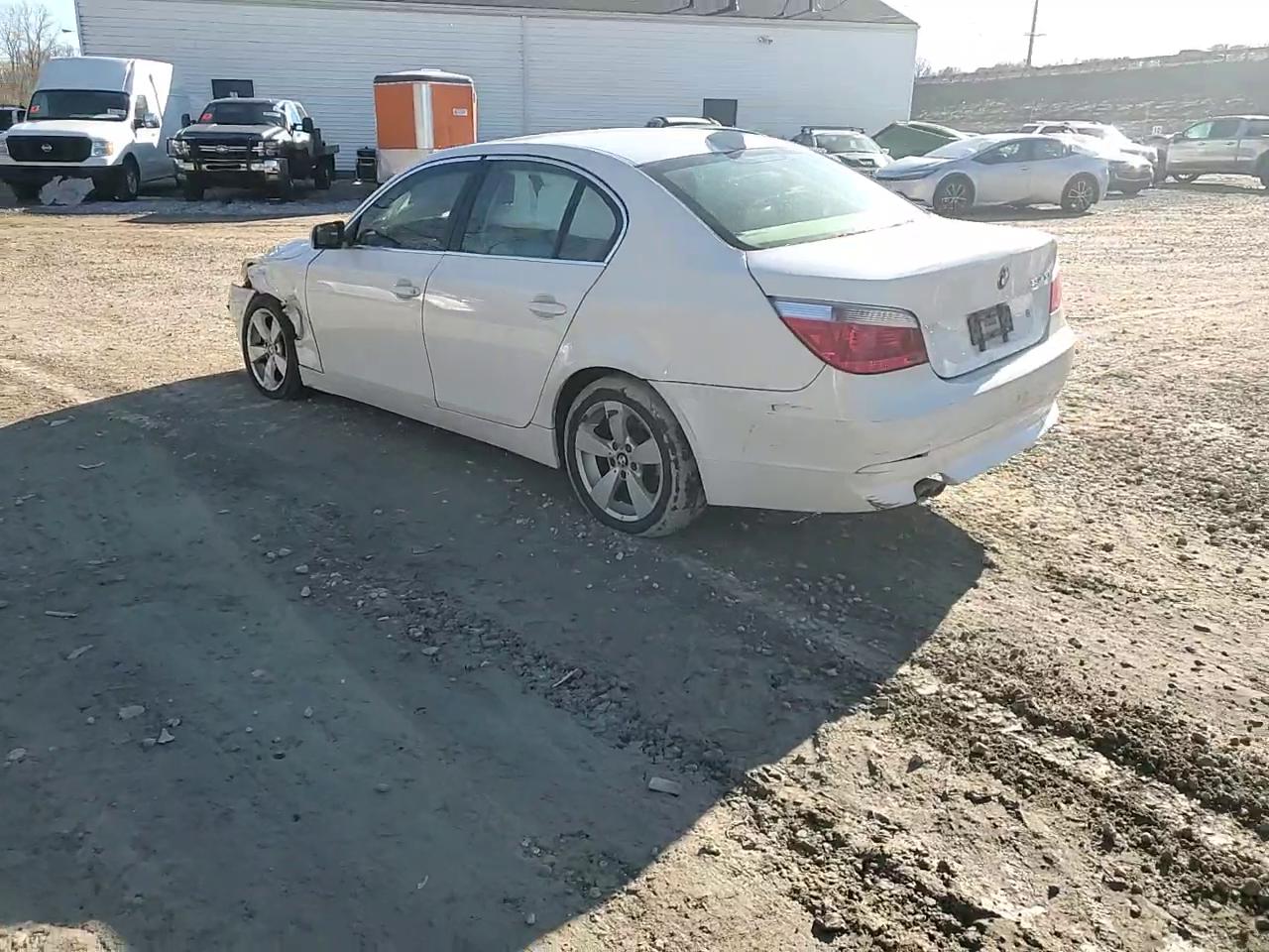 Фото: WBANF735X7CU26367