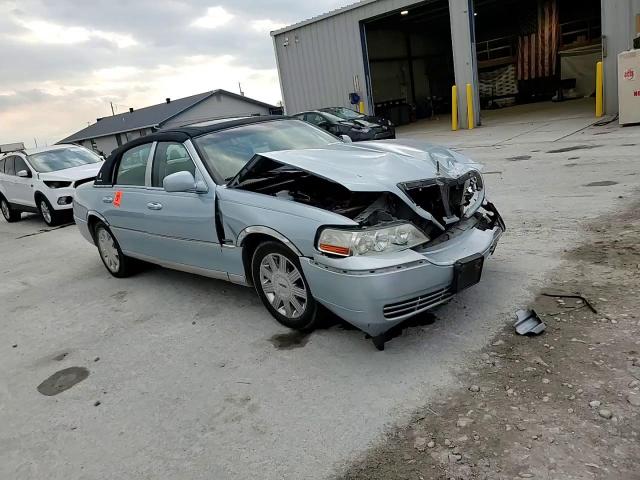 2005 Lincoln Town Car Signature Limited VIN: 1LNHM82W85Y644275 Lot: 93139035