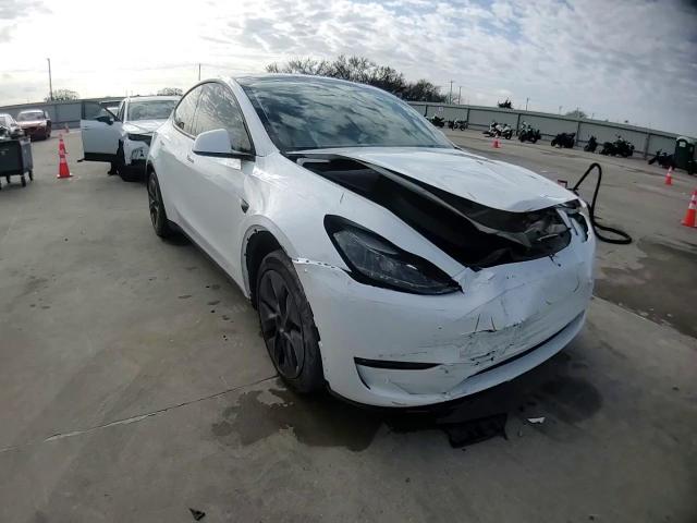 2024 Tesla Model Y VIN: 7SAYGAEE9RF211613 Lot: 93972545