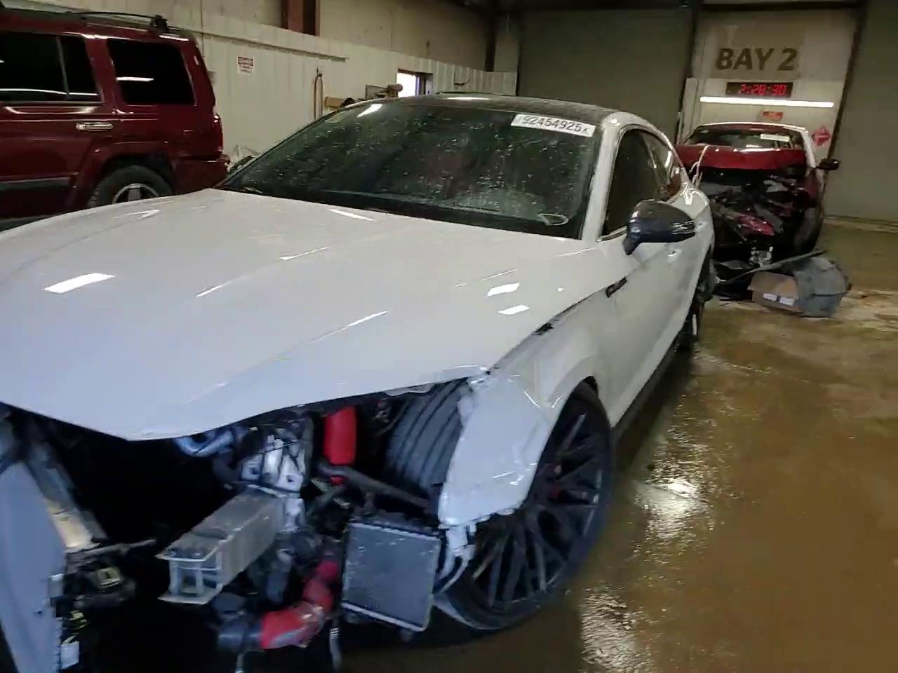 Фото: WAUC4CF52JA027019