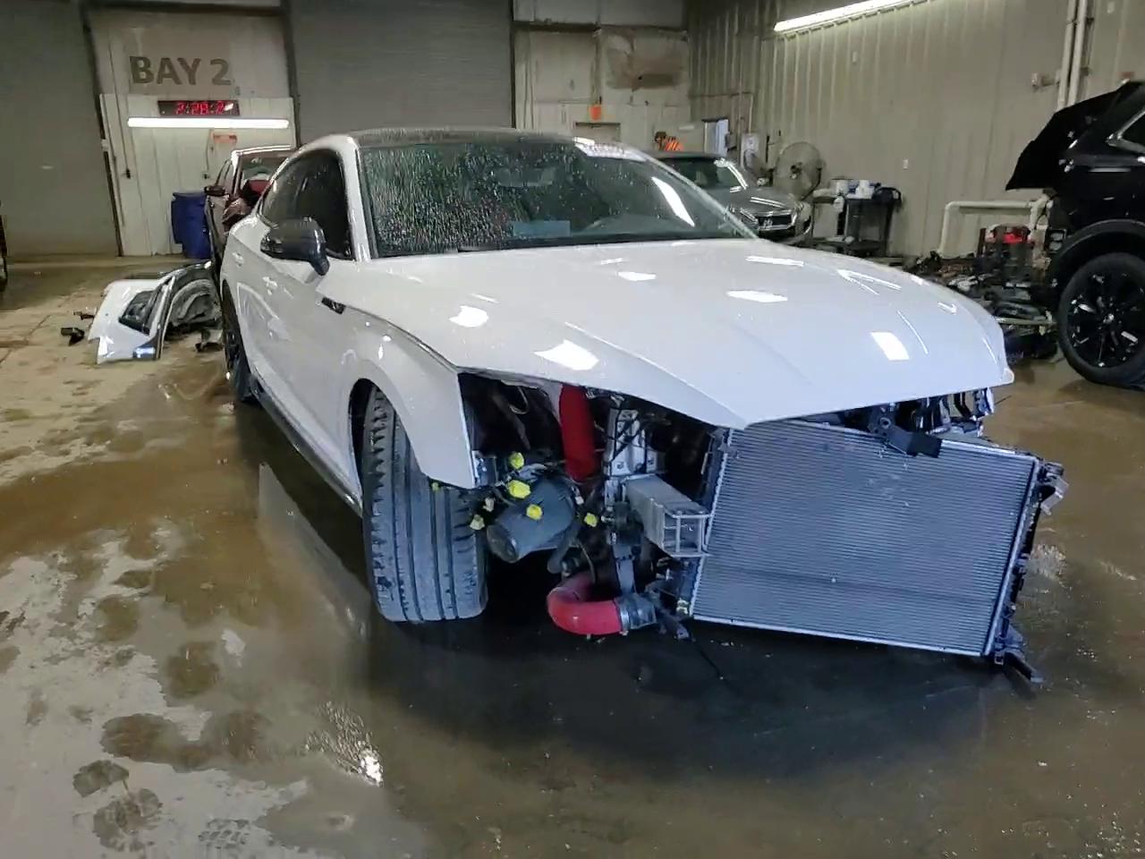 Фото: WAUC4CF52JA027019