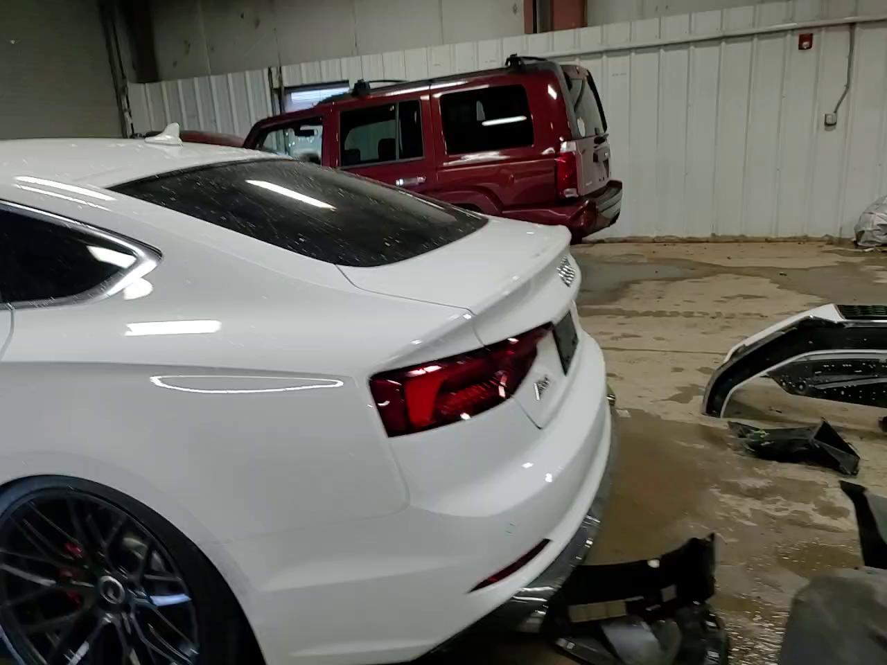 Фото: WAUC4CF52JA027019