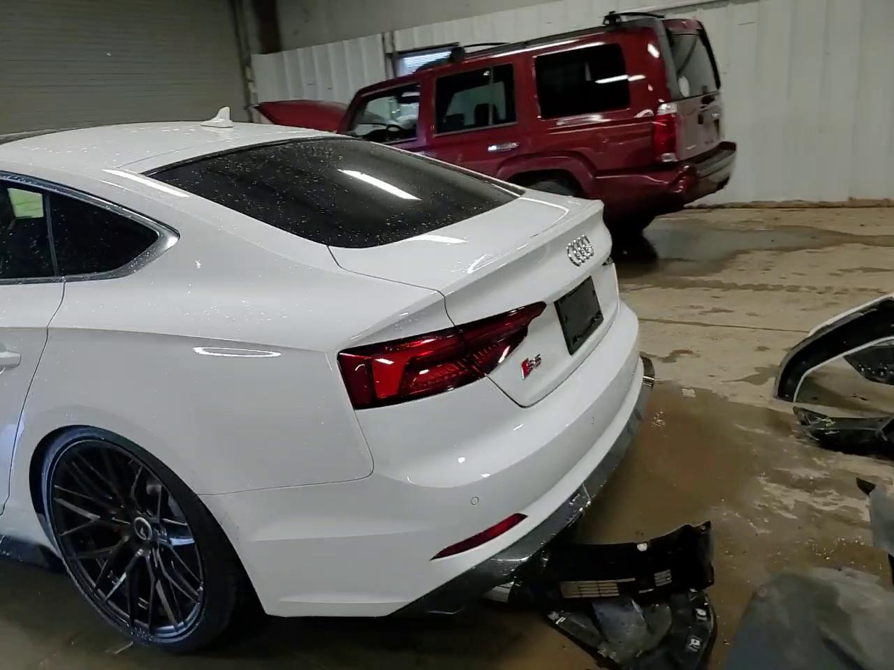 Фото: WAUC4CF52JA027019