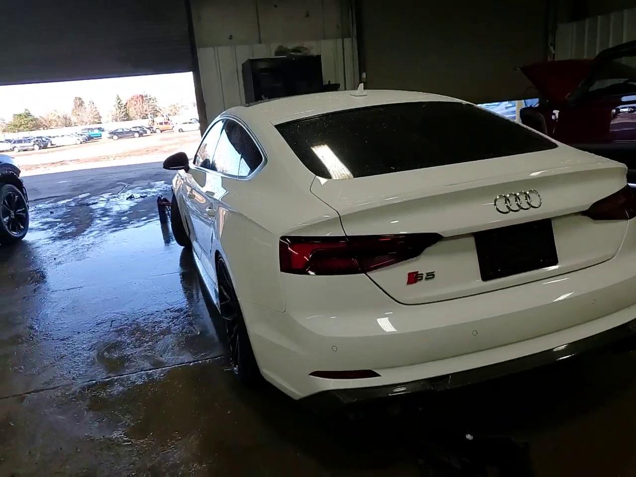 Фото: WAUC4CF52JA027019