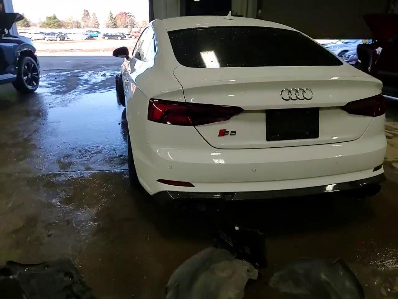 Фото: WAUC4CF52JA027019