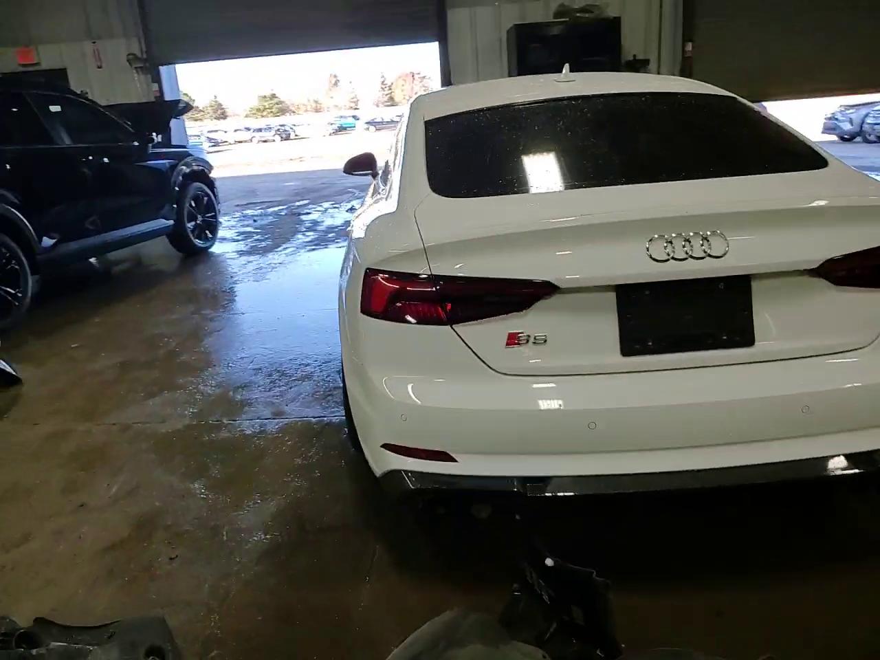 Фото: WAUC4CF52JA027019