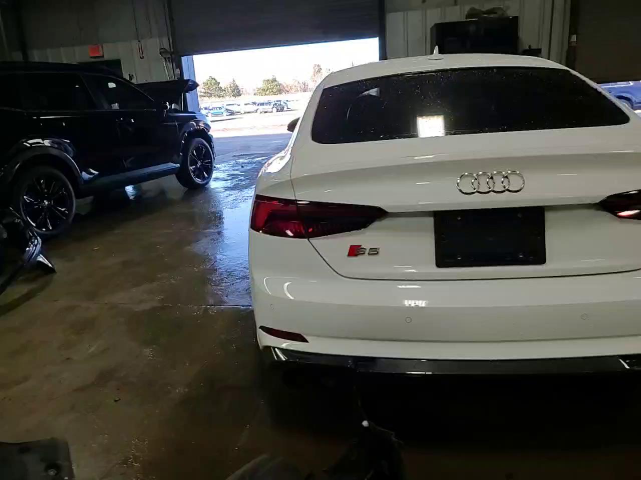 Фото: WAUC4CF52JA027019