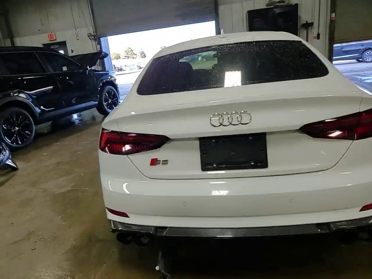 Фото: WAUC4CF52JA027019