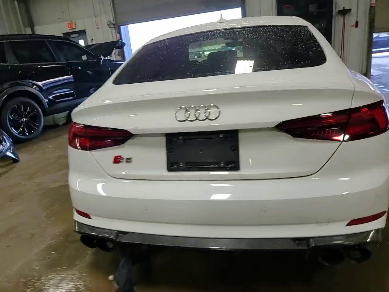 Фото: WAUC4CF52JA027019