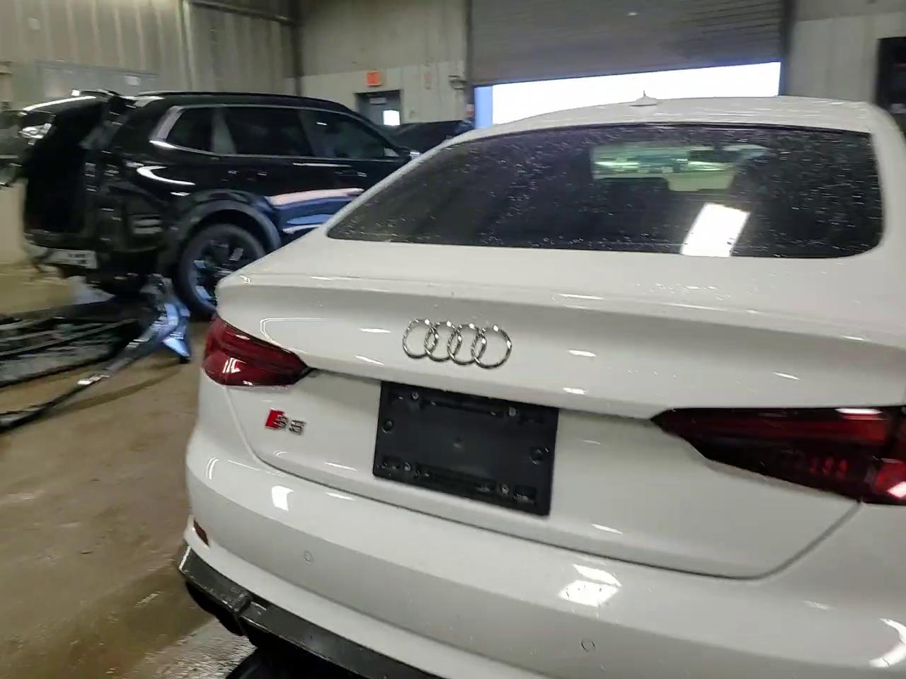 Фото: WAUC4CF52JA027019