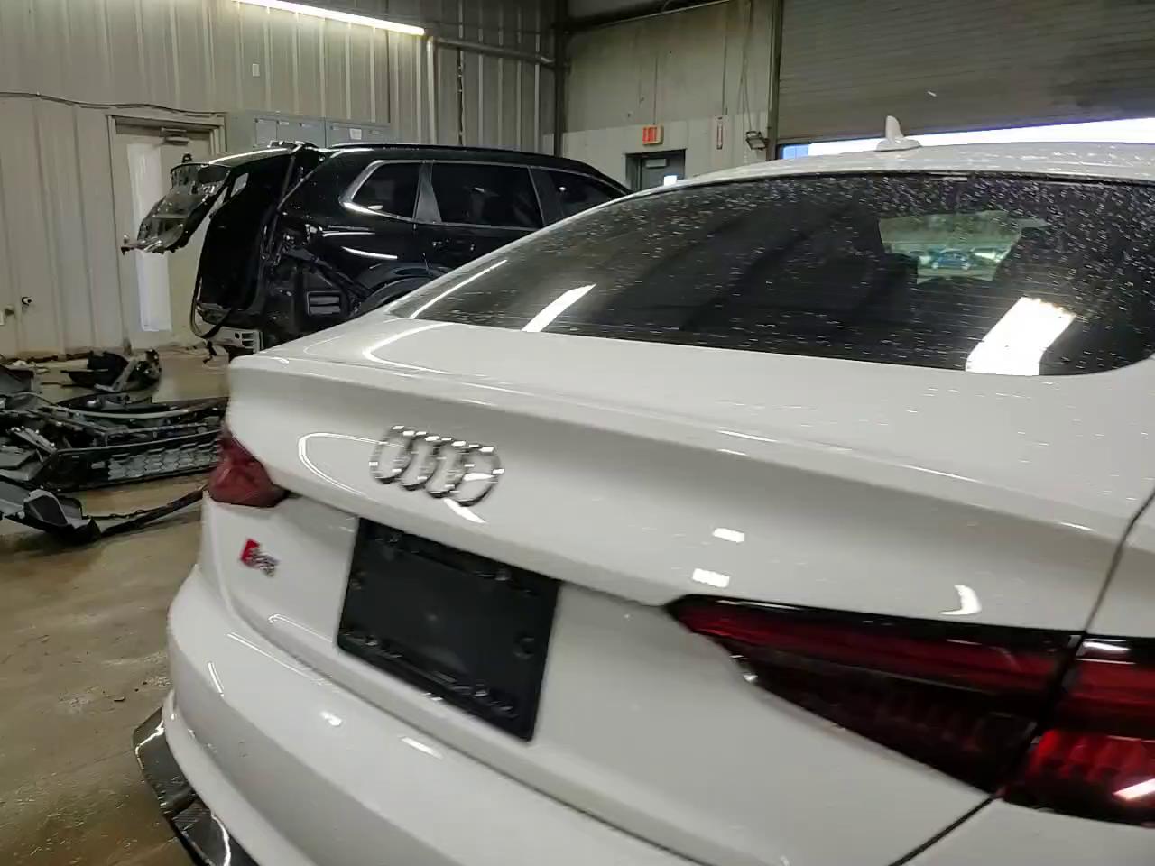 Фото: WAUC4CF52JA027019