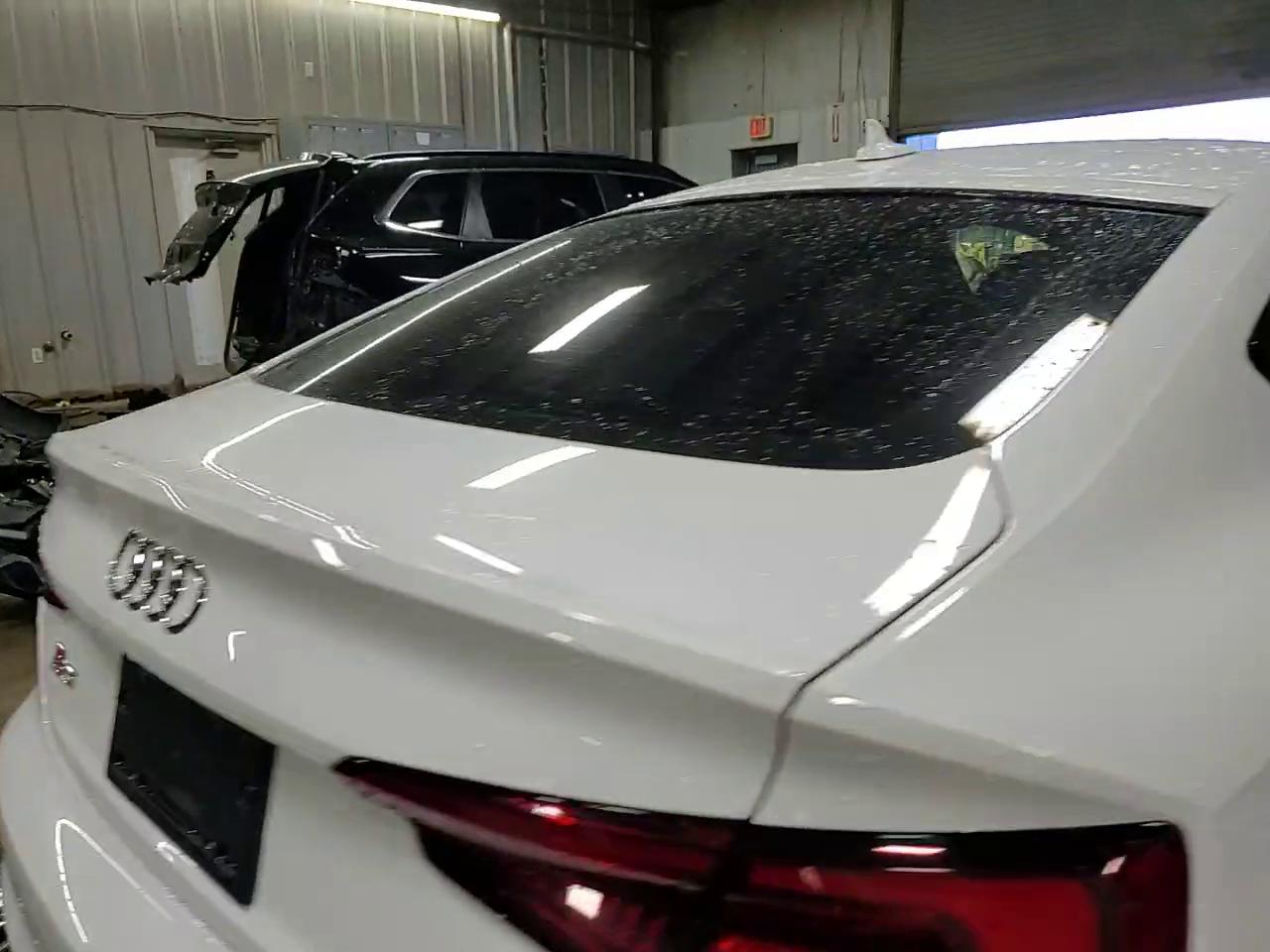 Фото: WAUC4CF52JA027019