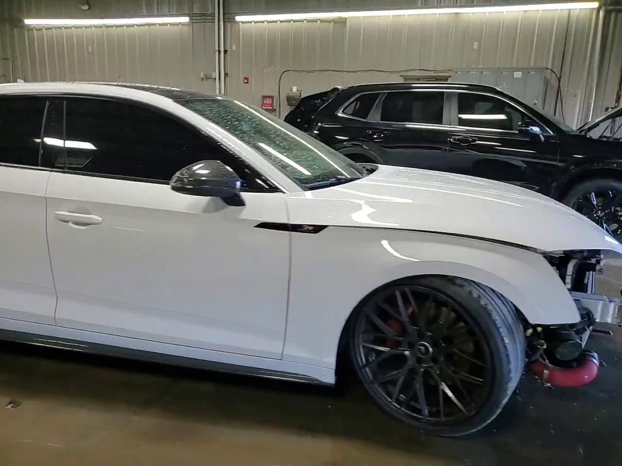 Фото: WAUC4CF52JA027019