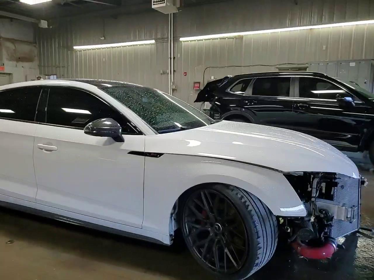 Фото: WAUC4CF52JA027019