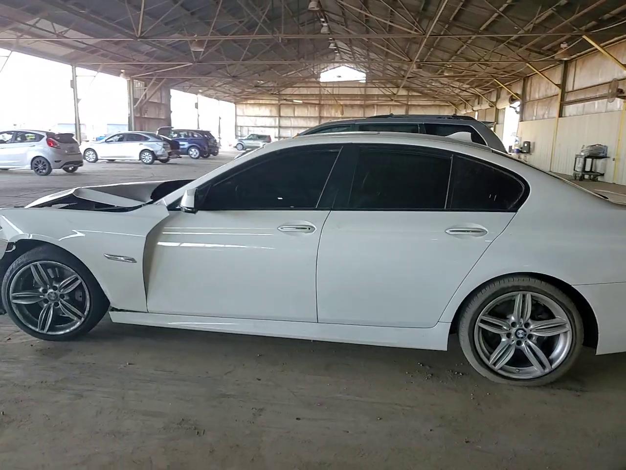 Фото: WBAFR7C57DC824966