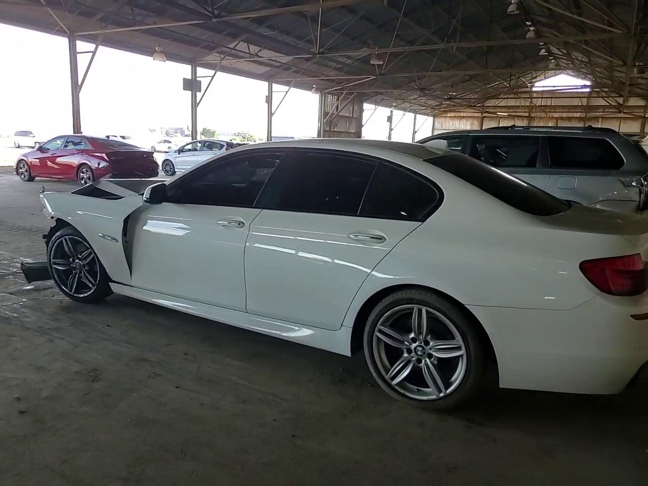 Фото: WBAFR7C57DC824966