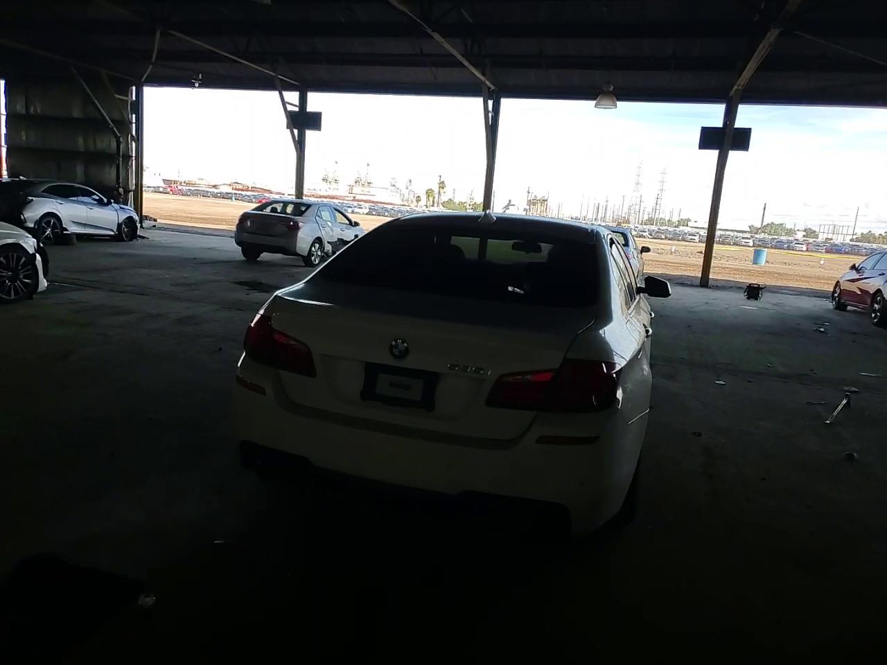 Фото: WBAFR7C57DC824966