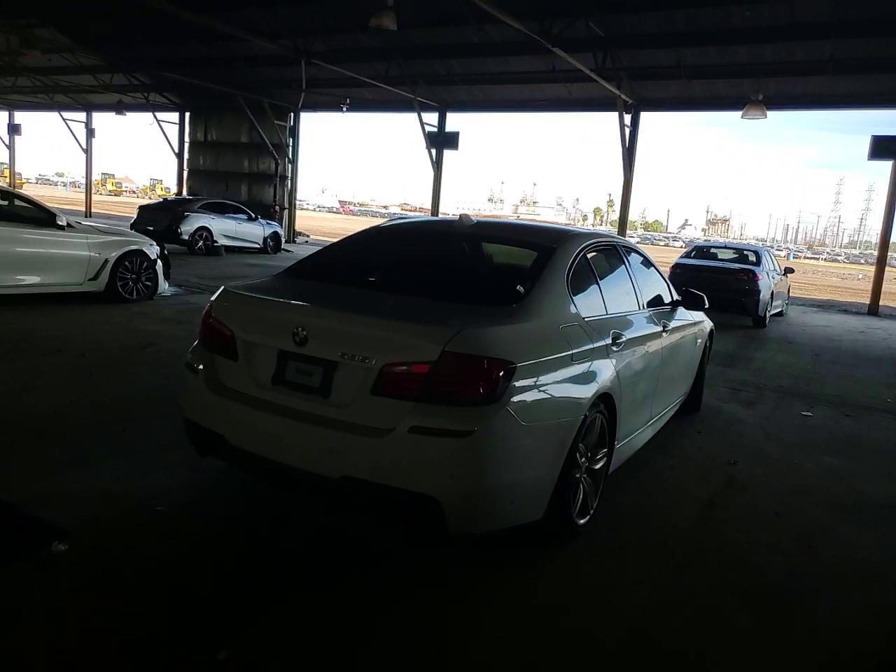 Фото: WBAFR7C57DC824966