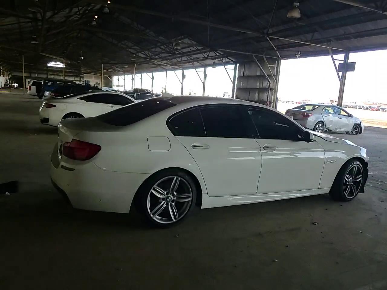 Фото: WBAFR7C57DC824966