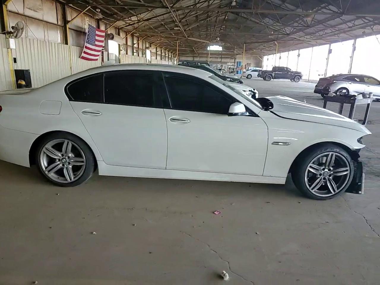 Фото: WBAFR7C57DC824966