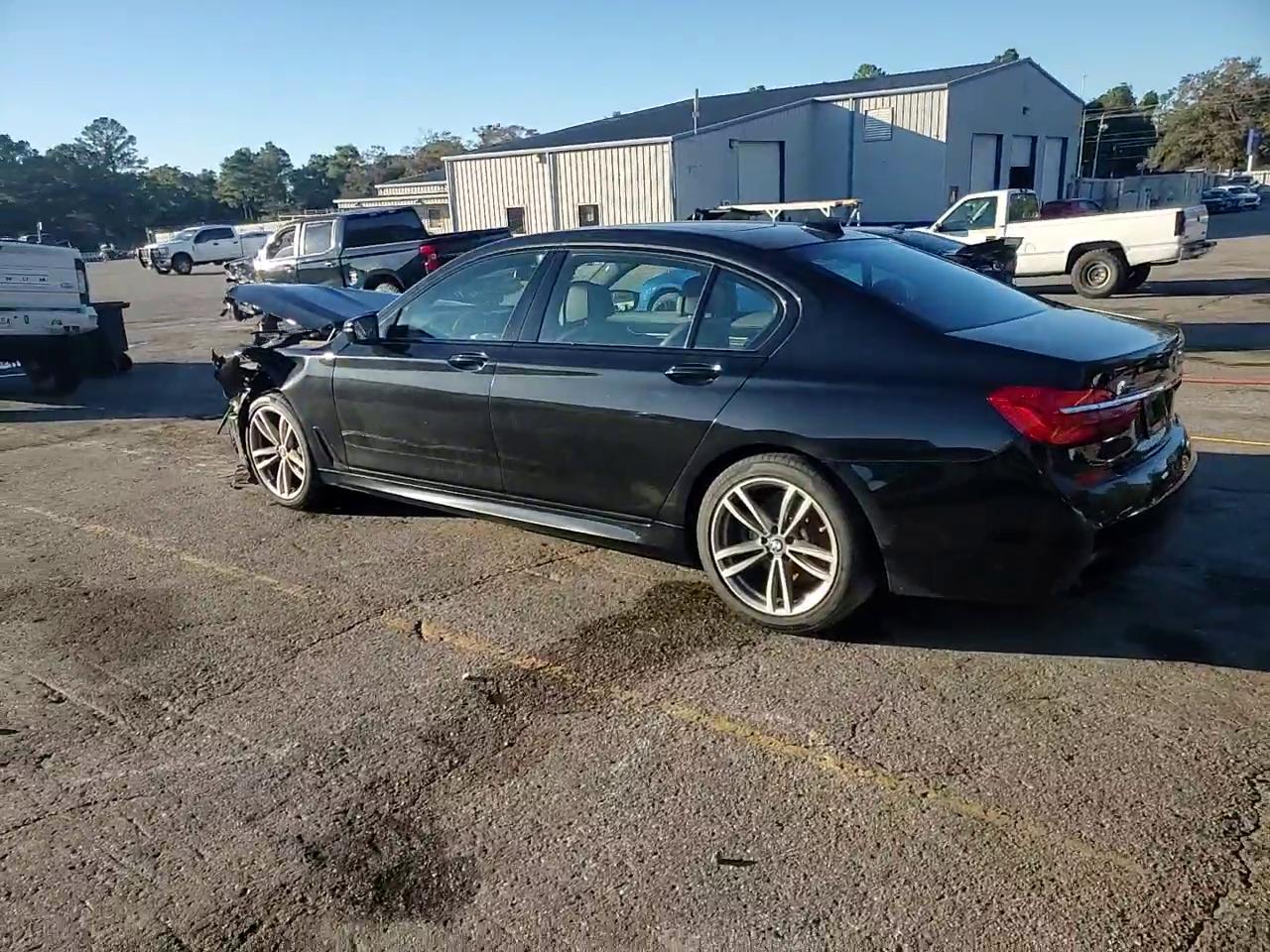 Фото: WBA7E4C53KGV71021