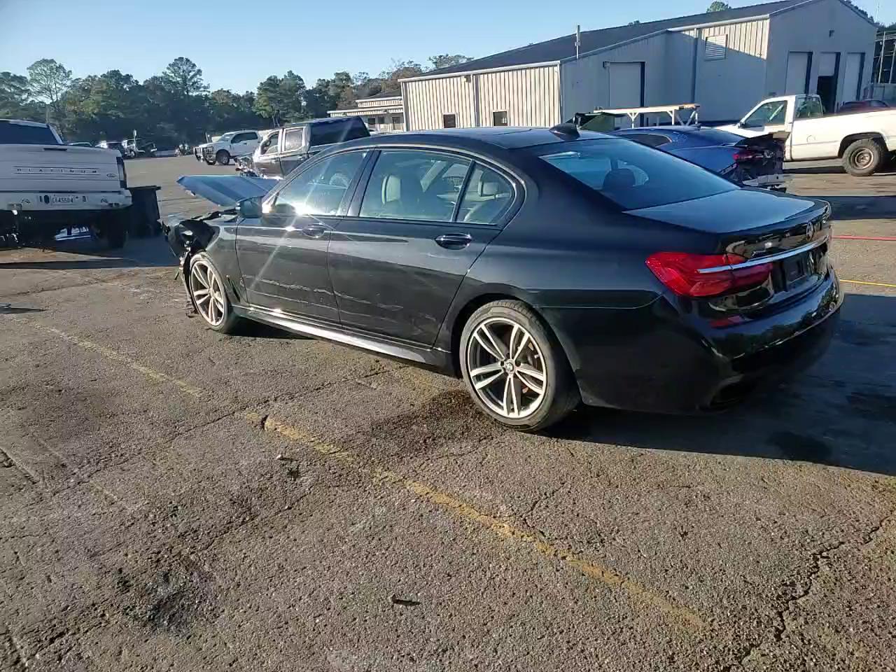 Фото: WBA7E4C53KGV71021