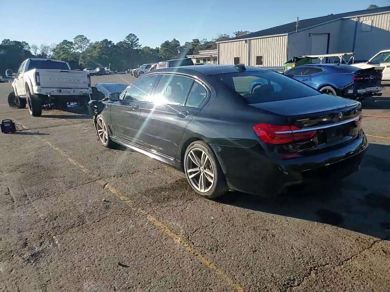 Фото: WBA7E4C53KGV71021