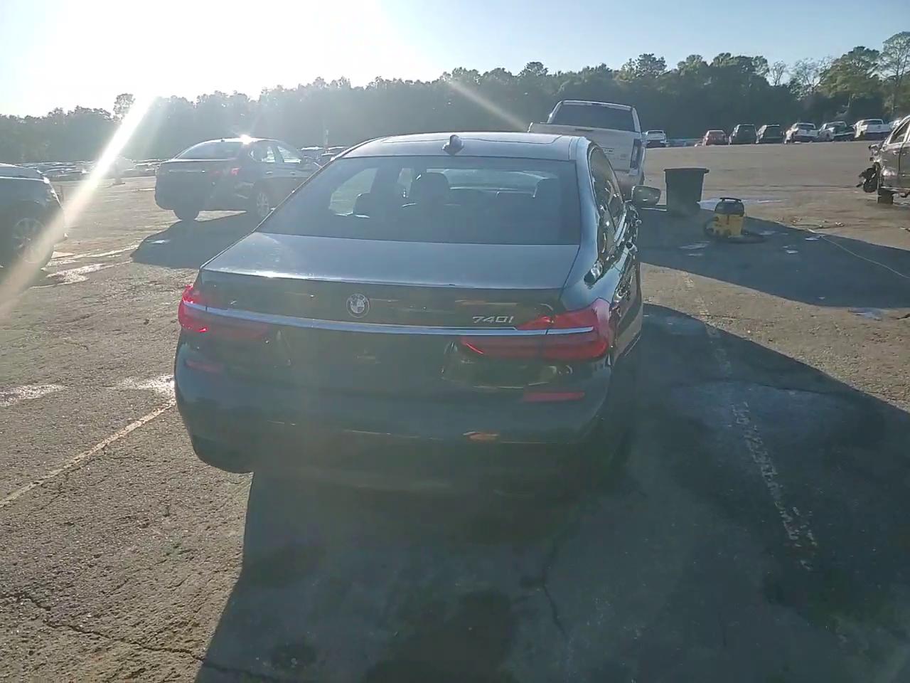 Фото: WBA7E4C53KGV71021