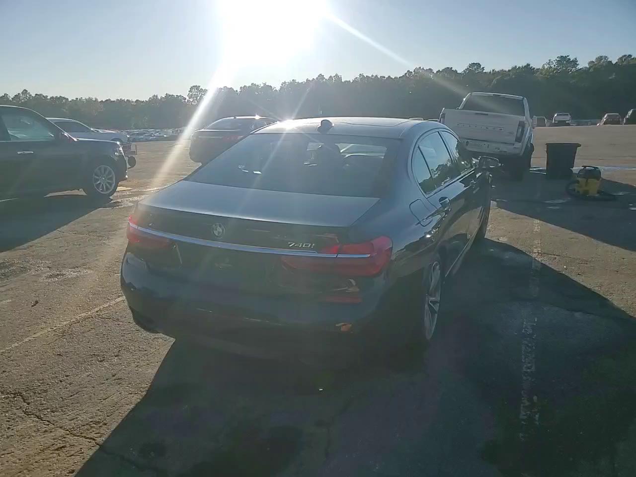 Фото: WBA7E4C53KGV71021