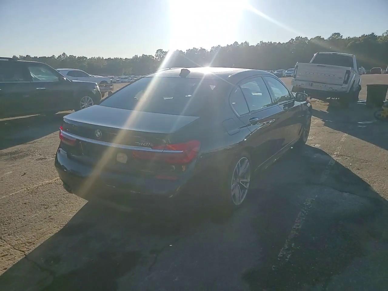 Фото: WBA7E4C53KGV71021