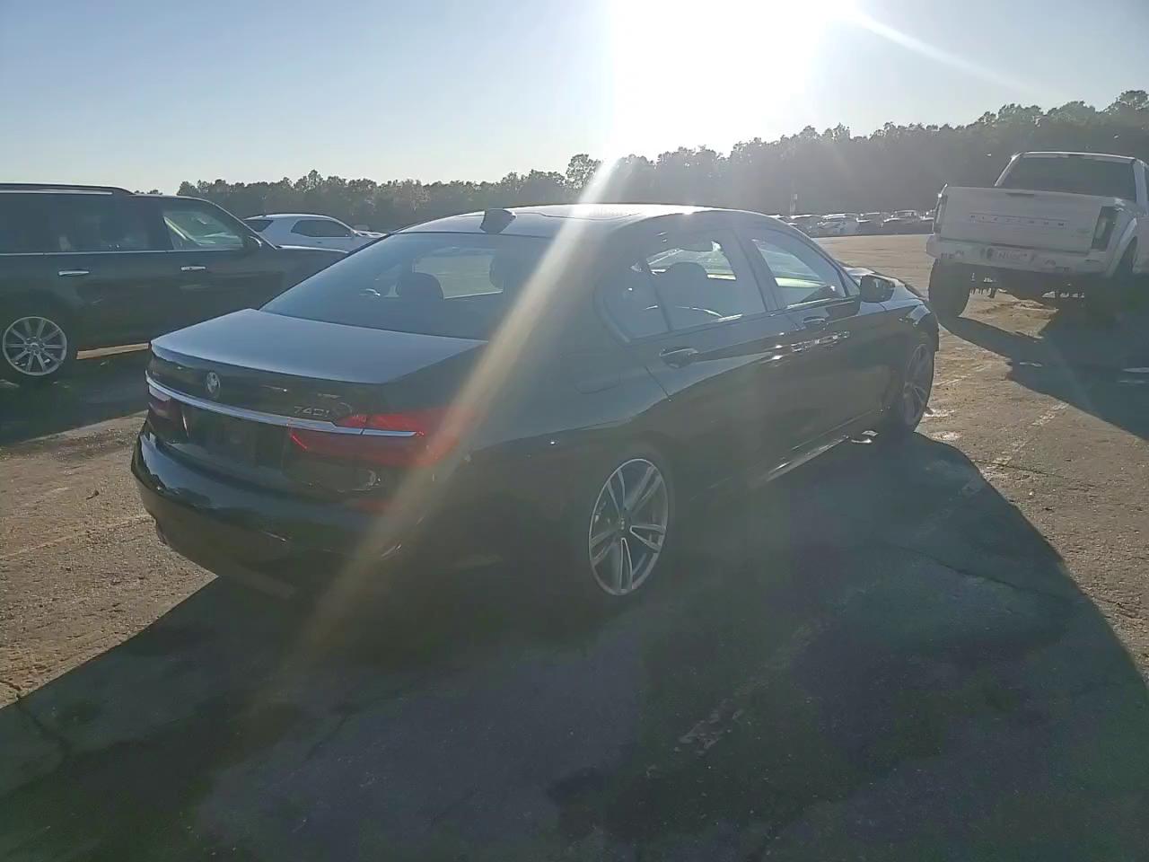 Фото: WBA7E4C53KGV71021