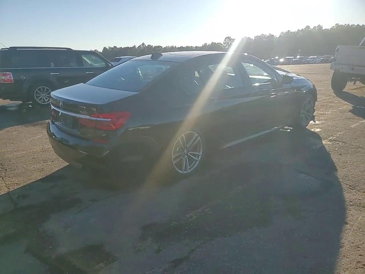 Фото: WBA7E4C53KGV71021