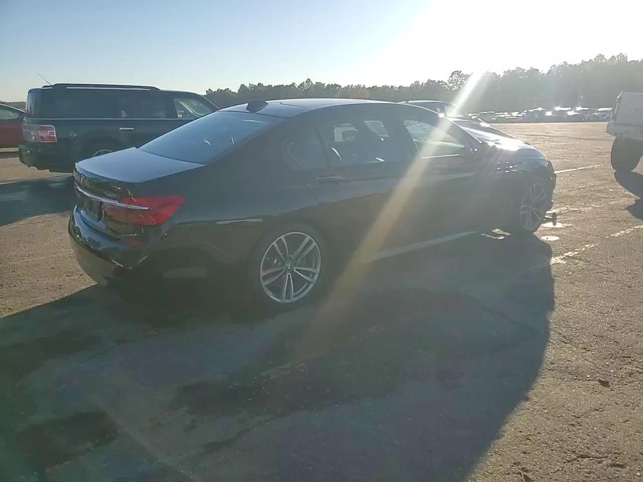 Фото: WBA7E4C53KGV71021