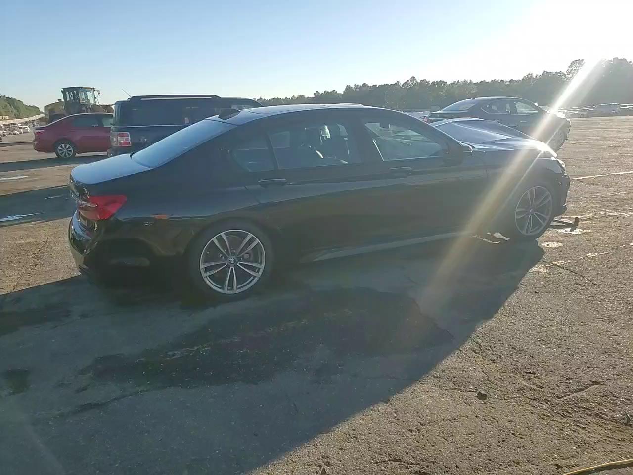 Фото: WBA7E4C53KGV71021