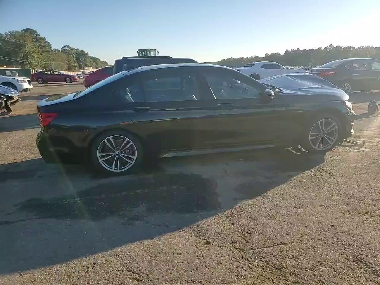 Фото: WBA7E4C53KGV71021