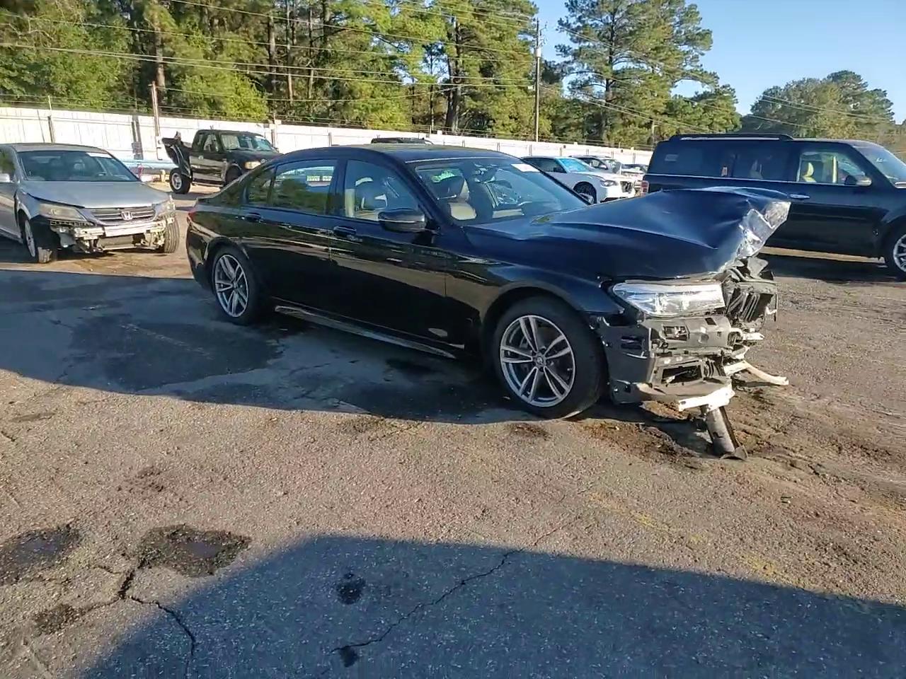 Фото: WBA7E4C53KGV71021