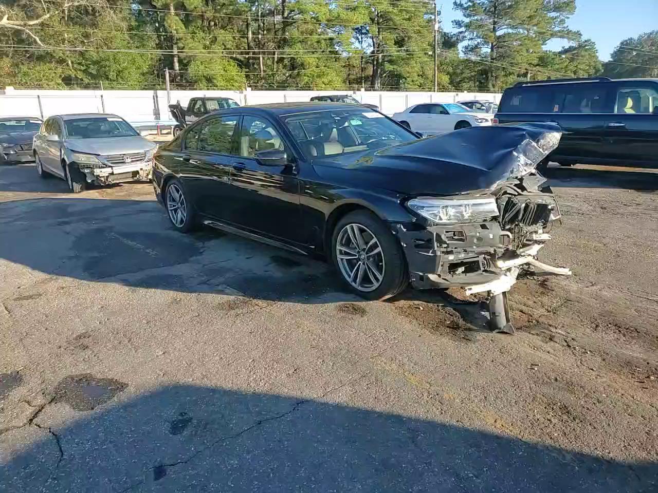 Фото: WBA7E4C53KGV71021